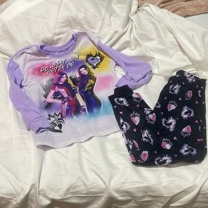 Disney Descendants S 7/8 pajamas 💯 polyester  Guc free from rips stains holes